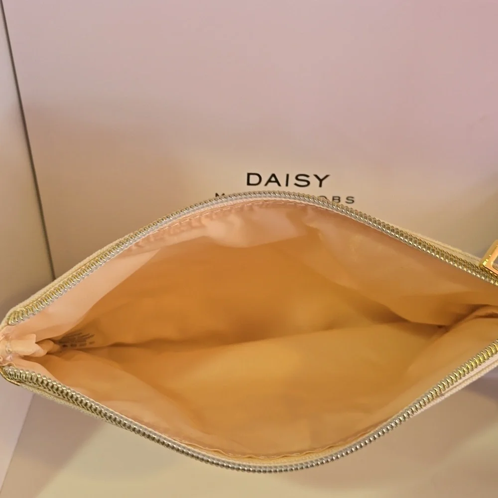 NIB Marc Jacobs Daisy Cosmetic Pouch in Cream and Gold